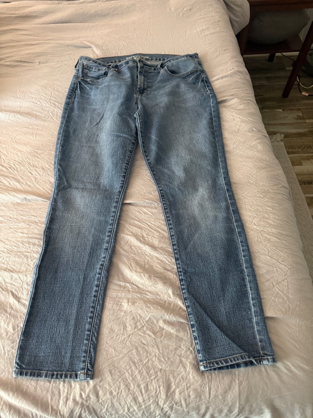 Old Navy Straight-Leg Women's Jeans in Faded Blue Wash